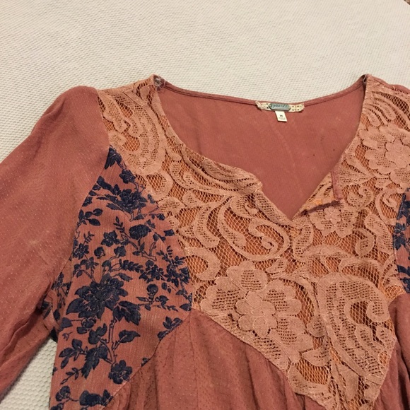 Gimmicks Blouse - Picture 2 of 3